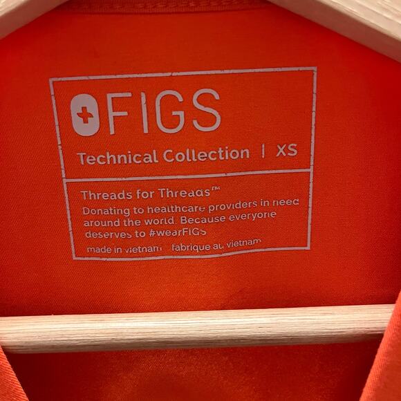 FIGS Catarina One Pocket Scrub Top XS Sunset Orange V-Neck Stretch PO 2525 - Picture 7 of 9